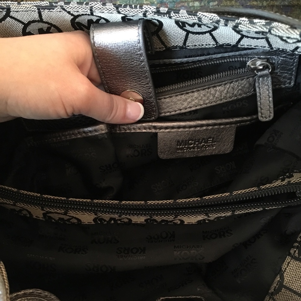 Rare MK grey/silver purse ππ - Picture 8 of 8